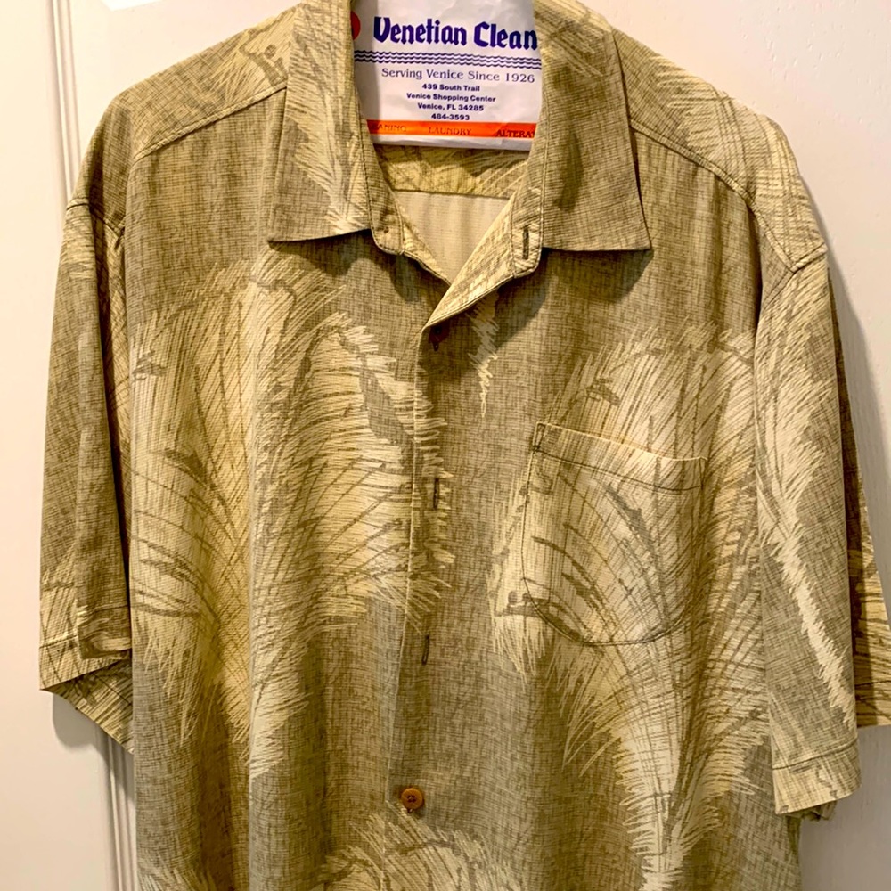 Tommy Bahama like new floral/contemporary 100% silk shirt. Worn a few times.
